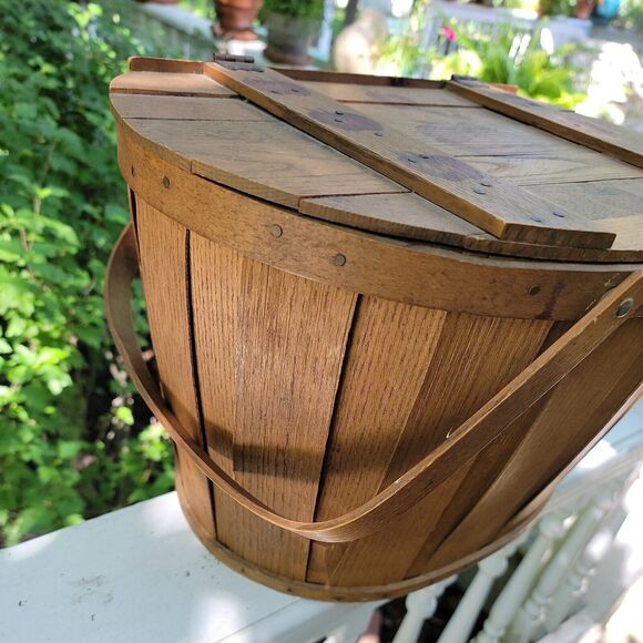 Basketville Vermont Picnic Basket Sturdy Vertical Slates Handles Apple Design - Picture 9 of 12